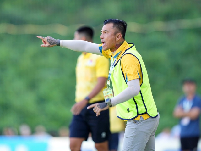 Món quà đặc biệt từ sân bóng dành tặng vợ con- Ảnh 2.