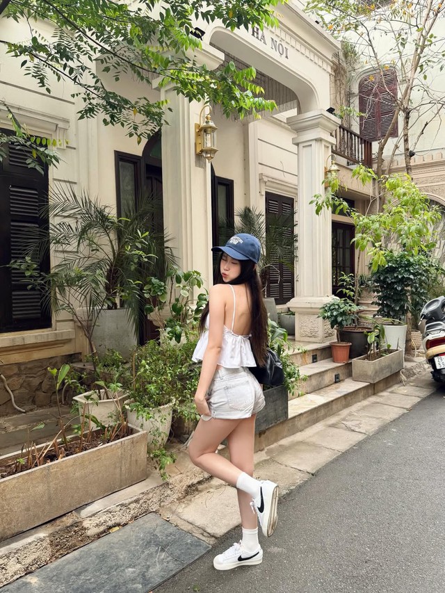 Cách khoe lưng trần gợi cảm mà vẫn tinh tế với áo hở lưng- Ảnh 1.