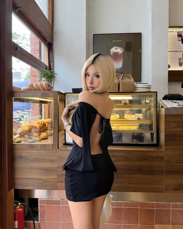 Cách khoe lưng trần gợi cảm mà vẫn tinh tế với áo hở lưng- Ảnh 2.