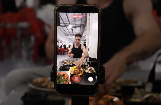 Anh T&acirc;y m&ecirc; ẩm thực kh&aacute;m ph&aacute; m&oacute;n ngon b&igrave;nh d&acirc;n tại TP . HCM - Ảnh 2.