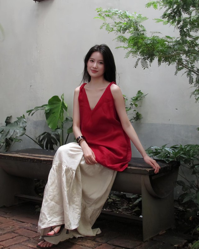 Trang phục vải lụa mùa hè 2026: Đẹp nhẹ nhàng , trẻ trung và thanh lịch - Ảnh 3. Trang phục vải lụa mùa hè 2026: Đẹp nhẹ nhàng , trẻ trung và thanh lịch - Ảnh 3.