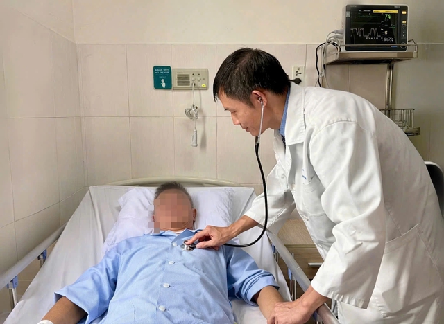 Cứu sống người đàn ông bị ngưng tim gần 1 giờ do những thói quen 'xấu' - Ảnh 1.