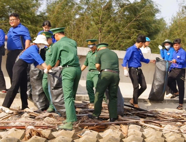 S&ocirc;i nổi Chương tr&igrave;nh &ldquo;Th&aacute;ng 3 bi&ecirc;n giới&rdquo; ở Vĩnh Long - Ảnh 4.