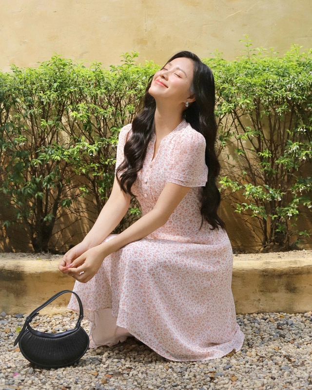 Váy hoa nhí dịu dàng, đẹp lãng mạn không thể thiếu mùa này - Ảnh 6.