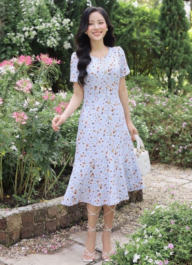 Váy hoa nhí dịu dàng, đẹp lãng mạn không thể thiếu mùa này - Ảnh 3.