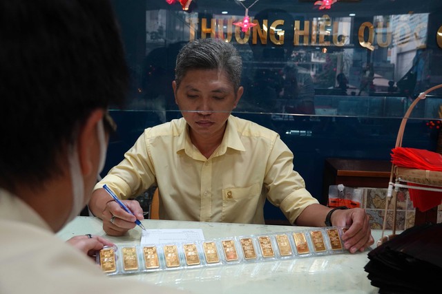 Gi&aacute; v&agrave;ng h&ocirc;m nay 18.3.2026: Lỗ v&igrave; ch&ecirc;nh lệch gi&aacute; mua b&aacute;n 2 - 3 triệu đồng/lượng- Ảnh 1.