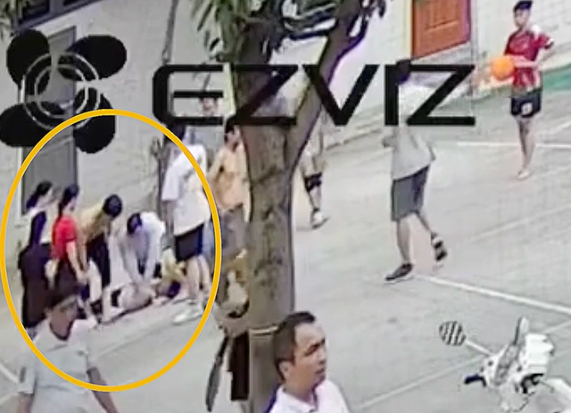 Người đàn ông đột quỵ trên sân bóng, may mắn gặp bác sĩ bế con ngang qua- Ảnh 1.