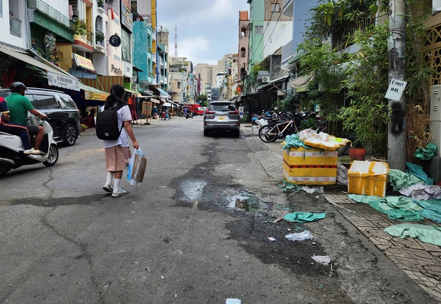 Phụ huynh TP.HCM gọi t&ecirc;n nhiều nơi kh&ocirc;ng c&oacute; vỉa h&egrave; cho học sinh đi bộ - Ảnh 1.