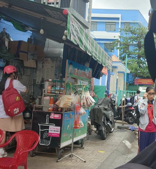 Phụ huynh TP.HCM gọi t&ecirc;n nhiều nơi kh&ocirc;ng c&oacute; vỉa h&egrave; cho học sinh đi bộ - Ảnh 3.