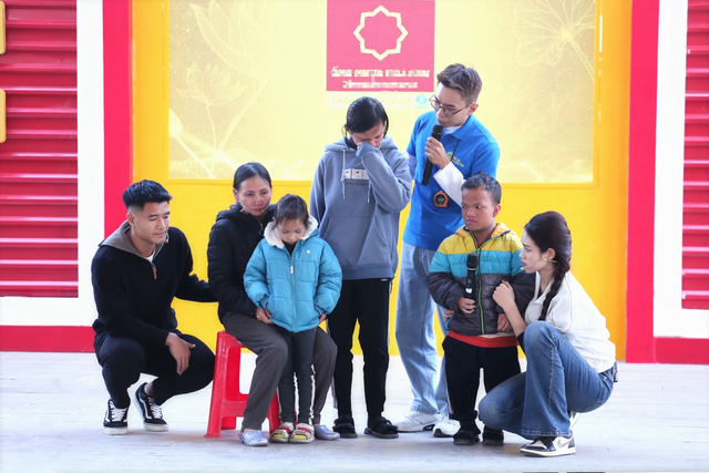 Vì sao cầu thủ Hà Đức Chinh khóc nức nở trong show thực tế? - Ảnh 1.