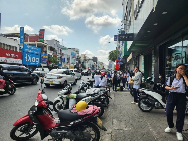 Phụ huynh TP.HCM gọi t&ecirc;n nhiều nơi kh&ocirc;ng c&oacute; vỉa h&egrave; cho học sinh đi bộ - Ảnh 4.