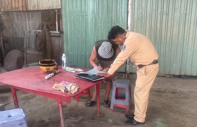 TP.HCM: Nhiều xe đầu k&eacute;o, &ocirc; t&ocirc; kh&aacute;ch 'chạy chui' khi bị tước ph&ugrave; hiệu - Ảnh 2.