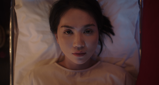 Ngọc Trinh &lsquo;lột x&aacute;c&rsquo; trong lần đầu đ&oacute;ng phim kinh dị - Ảnh 2.