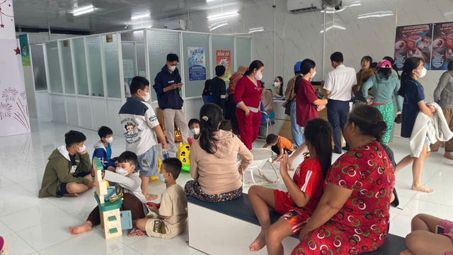  Cơ sở tiêm chủng quá tải sau ca tử vong nghi viêm não mô cầu - Ảnh 1.