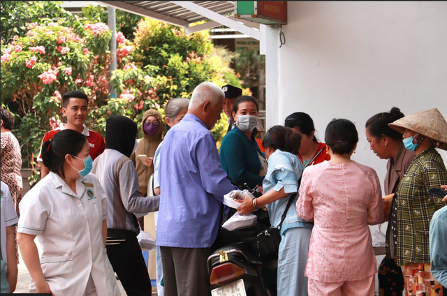 Người đ&agrave;n &ocirc;ng b&aacute;n v&eacute; số ph&aacute;t cơm nghĩa t&igrave;nh tại bệnh viện L&ecirc; Văn Thịnh TP . HCM - Ảnh 2.