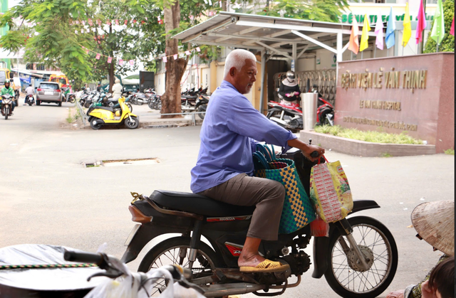 Người đ&agrave;n &ocirc;ng b&aacute;n v&eacute; số ph&aacute;t cơm nghĩa t&igrave;nh tại bệnh viện L&ecirc; Văn Thịnh TP . HCM - Ảnh 4.