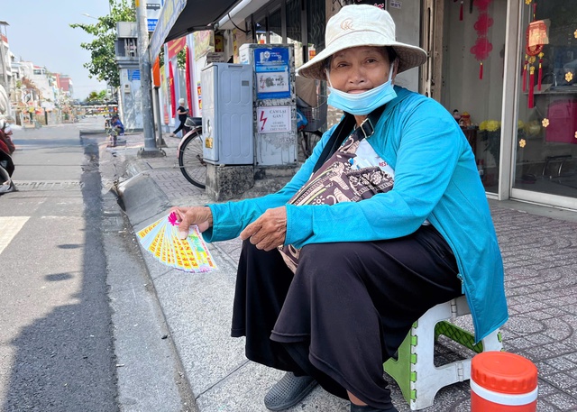 Người gi&agrave; trong v&ograve;ng xo&aacute;y 'mua đứt b&aacute;n đoạn v&eacute; số': Nghề đ&aacute;nh cược với trời- Ảnh 1.