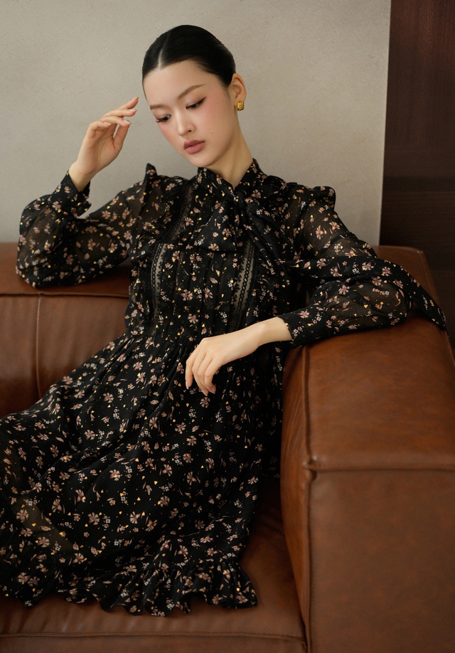 Váy hoa nhí dịu dàng, đẹp lãng mạn không thể thiếu mùa này - Ảnh 2.