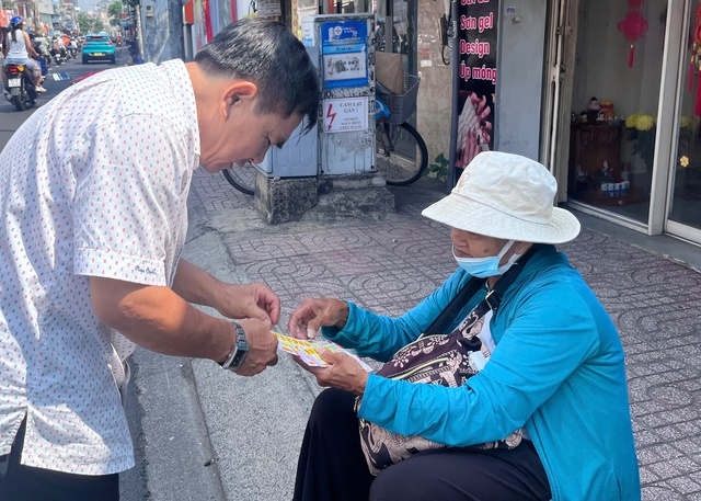 Người gi&agrave; trong v&ograve;ng xo&aacute;y 'mua đứt b&aacute;n đoạn v&eacute; số': Nghề đ&aacute;nh cược với trời- Ảnh 2.