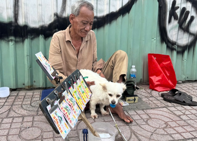 Vòng xoáy vé số 'mua đứt bán đoạn': Người thợ hồ 'gãy cánh' và chú chó nhỏ- Ảnh 2. Vòng xoáy vé số 'mua đứt bán đoạn': Người thợ hồ 'gãy cánh' và chú chó nhỏ- Ảnh 2.