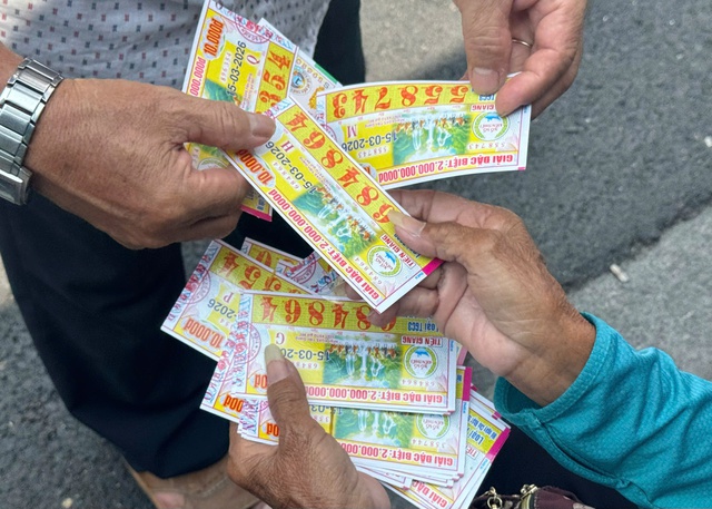 Người gi&agrave; trong v&ograve;ng xo&aacute;y 'mua đứt b&aacute;n đoạn v&eacute; số': Nghề đ&aacute;nh cược với trời- Ảnh 3.