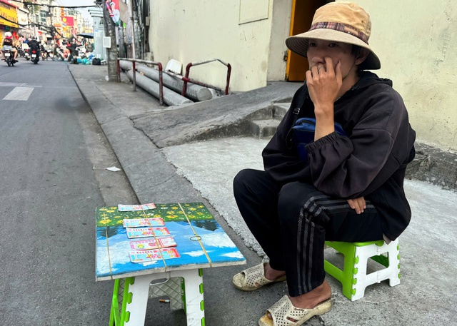 Vòng xoáy vé số 'mua đứt bán đoạn': Người thợ hồ 'gãy cánh' và chú chó nhỏ- Ảnh 3. Vòng xoáy vé số 'mua đứt bán đoạn': Người thợ hồ 'gãy cánh' và chú chó nhỏ- Ảnh 3.