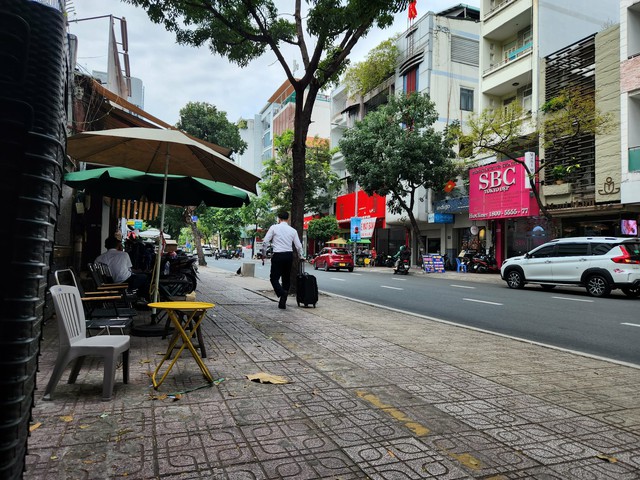 Phụ huynh TP.HCM gọi t&ecirc;n nhiều nơi kh&ocirc;ng c&oacute; vỉa h&egrave; cho học sinh đi bộ - Ảnh 2.