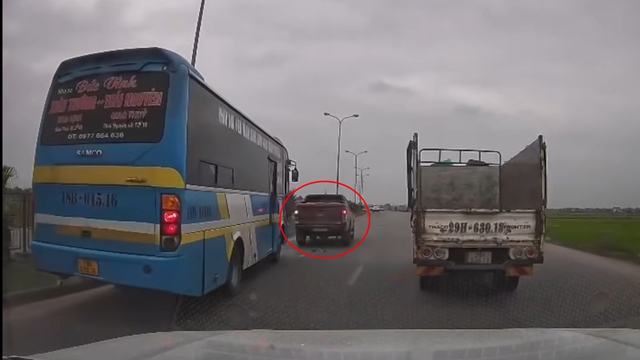 Bị xe kh&aacute;ch tạt đầu, t&agrave;i xế l&aacute;i xe b&aacute;n tải đ&aacute;nh v&otilde;ng, ch&egrave;n đường 'trả đũa' - Ảnh 1.