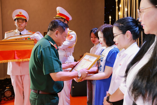 Qu&acirc;n khu 7 đề nghị b&aacute;o ch&iacute; tăng cường tuy&ecirc;n truyền s&acirc;u, phản b&aacute;c tin giả- Ảnh 2.