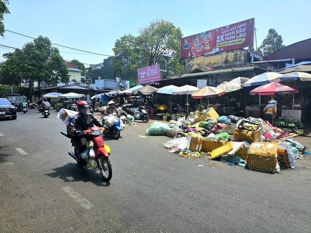 Rác thải bốc mùi, ứ đọng suốt 3 ngày trên đường phố Buôn Ma Thuột  - Ảnh 3.