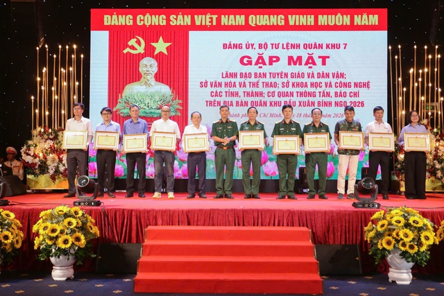 Qu&acirc;n khu 7 đề nghị b&aacute;o ch&iacute; tăng cường tuy&ecirc;n truyền s&acirc;u, phản b&aacute;c tin giả- Ảnh 3.