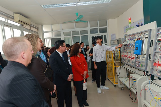 GE Vernova Foundation hỗ trợ đ&agrave;o tạo 4.000 sinh vi&ecirc;n ng&agrave;nh điện Việt Nam - Ảnh 4.