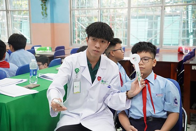 Mắt S&agrave;i G&ograve;n Ng&ocirc; Gia Tự: Chăm s&oacute;c thị lực học đường cho hơn 15.000 học sinh- Ảnh 2.