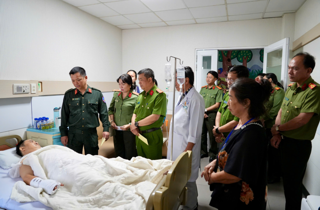 Diễn biến mới vụ du kh&aacute;ch nước ngo&agrave;i đ&acirc;m thiếu t&aacute; c&ocirc;ng an ở Mũi N&eacute;- Ảnh 2.