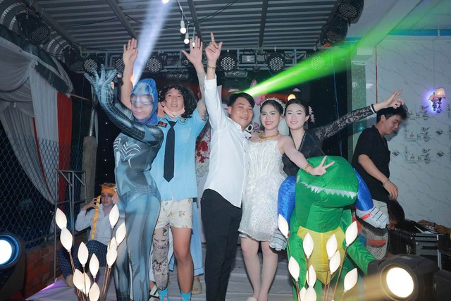 Độc lạ dịch vụ h&oacute;a th&acirc;n th&agrave;nh si&ecirc;u nh&acirc;n đi &lsquo;quẩy&rsquo; đ&aacute;m cưới - Ảnh 5.