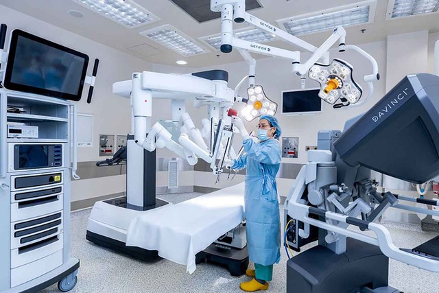 ThS-BS.CKII Đỗ Quang Minh: Chinh phục ca mổ tiết niệu c&ugrave;ng &lsquo;trợ thủ robot&rsquo; da Vinci Xi - Ảnh 3.