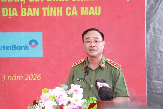 Bộ C&ocirc;ng an trao 46 tỉ đồng x&acirc;y 500 căn nh&agrave; cho hộ kh&oacute; khăn C&agrave; Mau- Ảnh 1.