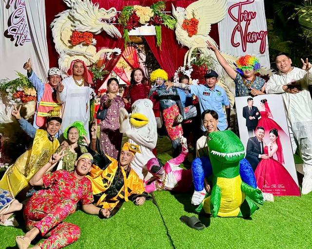 Độc lạ dịch vụ h&oacute;a th&acirc;n th&agrave;nh si&ecirc;u nh&acirc;n đi &lsquo;quẩy&rsquo; đ&aacute;m cưới - Ảnh 1.