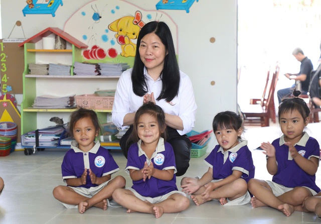 Con c&oacute; trường học mới, người mẹ đồng b&agrave;o Giẻ Tri&ecirc;ng rưng rưng hạnh ph&uacute;c  - Ảnh 5.