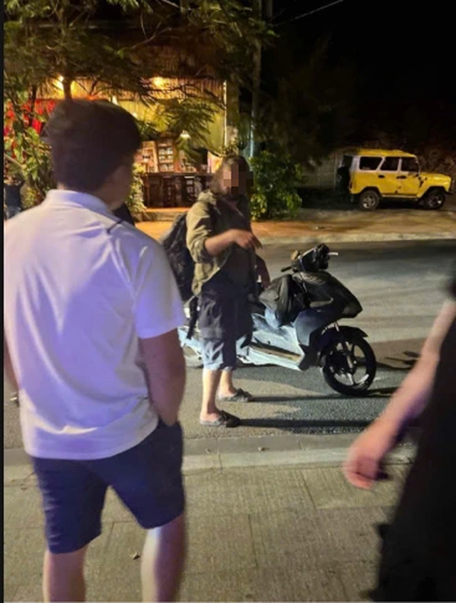 Thiếu t&aacute; c&ocirc;ng an bị du kh&aacute;ch nước ngo&agrave;i đ&acirc;m trọng thương ở Mũi N&eacute;- Ảnh 1.