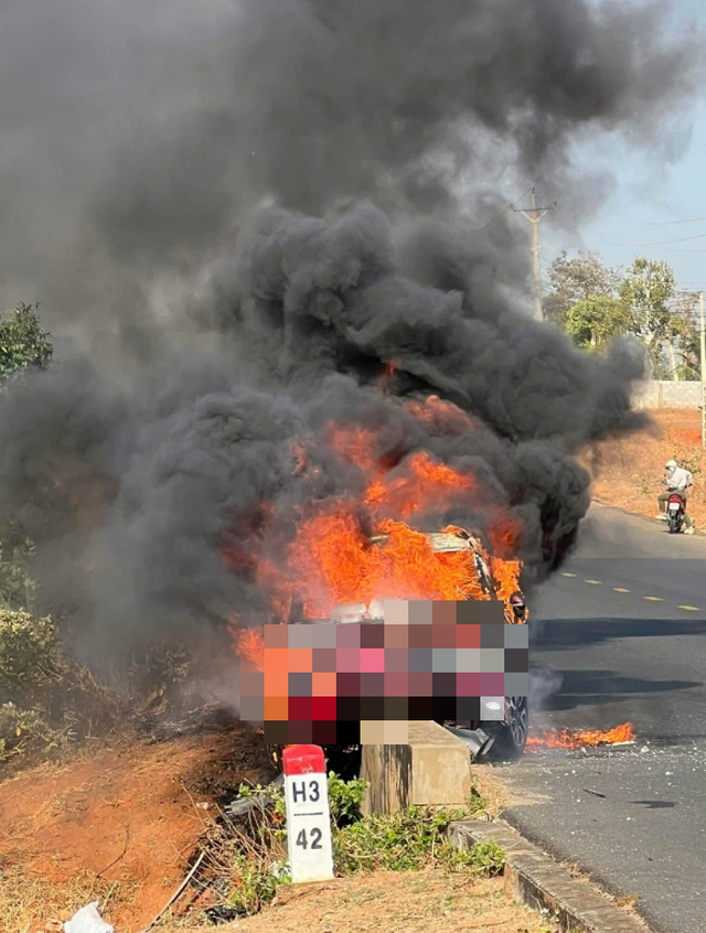 L&acirc;m Đồng: Xe &ocirc; t&ocirc; bốc ch&aacute;y khi đang lưu th&ocirc;ng tr&ecirc;n tuyến đường du lịch- Ảnh 1.