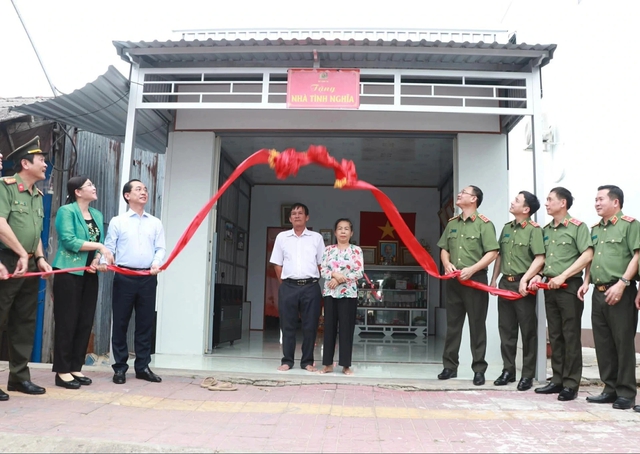 Bộ C&ocirc;ng an trao 46 tỉ đồng x&acirc;y 500 căn nh&agrave; cho hộ kh&oacute; khăn C&agrave; Mau- Ảnh 3.