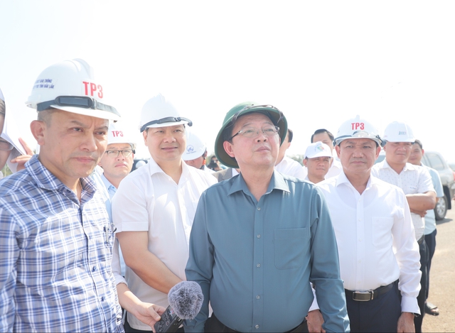 Ph&oacute; thủ tướng Hồ Quốc Dũng kiểm tra cao tốc Kh&aacute;nh H&ograve;a - Bu&ocirc;n Ma Thuột- Ảnh 1.