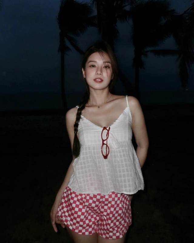 Áo hai dây tôn nét nữ tính cho nàng những ngày đầu hè- Ảnh 4. Áo hai dây tôn nét nữ tính cho nàng những ngày đầu hè- Ảnh 4.