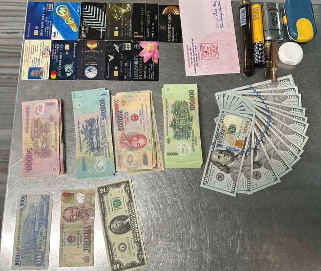 Nhiều tỉ đồng, v&agrave;ng thất lạc được trao trả cho kh&aacute;ch ở s&acirc;n bay T&acirc;n Sơn Nhất- Ảnh 2.