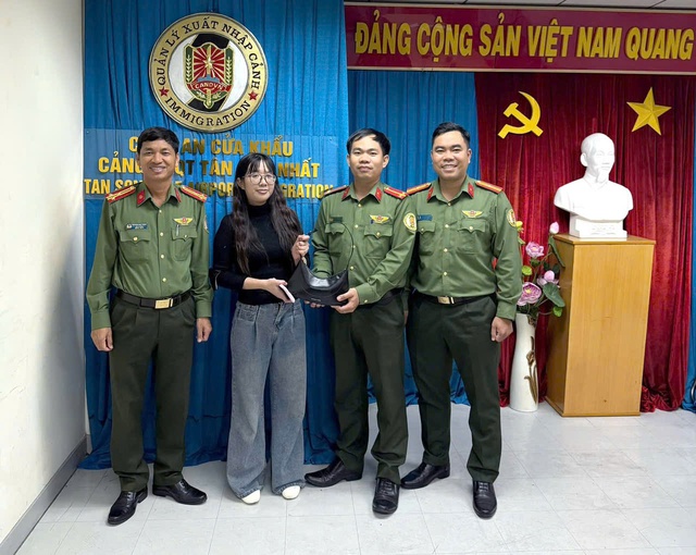 Nhiều tỉ đồng, v&agrave;ng thất lạc được trao trả cho kh&aacute;ch ở s&acirc;n bay T&acirc;n Sơn Nhất- Ảnh 3.