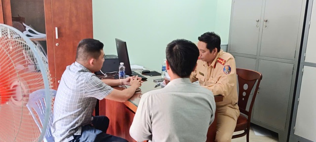 Clip ngồi ăn tr&ecirc;n th&ugrave;ng xe b&aacute;n tải ở TP.HCM: CSGT tước bằng l&aacute;i 2 th&aacute;ng - Ảnh 1.