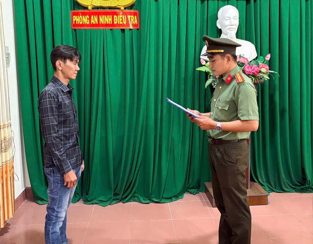 Vĩnh Long Khởi tố người đ&agrave;n &ocirc;ng d&ugrave;ng s&uacute;ng rulo bắn chỉ thi&ecirc;n dằn mặt đối thủ - Ảnh 1.