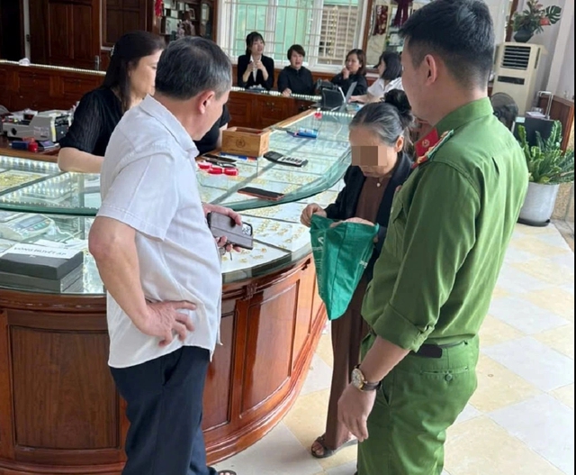 Cụ b&agrave; mang 19 chỉ v&agrave;ng đi b&aacute;n để chuyển tiền cho kẻ lừa đảo - Ảnh 1.