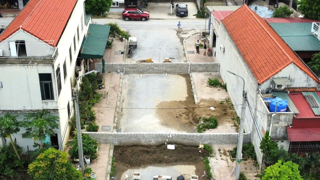 Bồi thường đất cho d&acirc;n ở Nga Sơn sau khi x&acirc;y tường r&agrave;o chắn ngang đường - Ảnh 1.